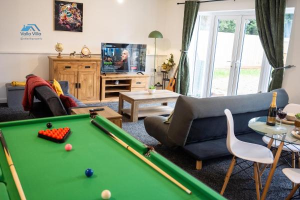 The Pines Villa 1 , Brand New 3BR , Home Cinema, Games & EV , Parking for 4 , Sleeps 10, Prenota  Boughton Northamptonshire