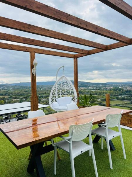 SunnyHill Villa, Reserva ahora  Hoteles en Shkodër con aparcamiento, Aparcamiento