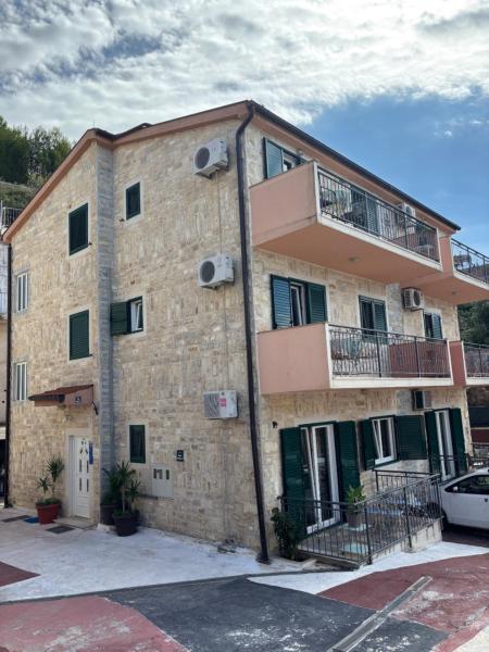 Nemira IX 12 Vacations, Buchen Sie  Hotels in Gespanschaft Split-Dalmatien mit Pool, Schwimmbad