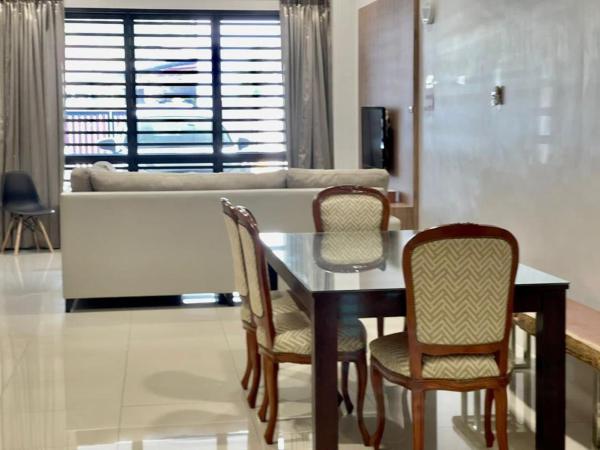 Cozy Double-storey House 4R4BR, Buchen Sie  Kuantan (und Umgebung) Pahang