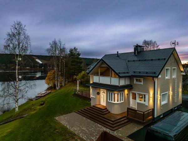 Charming Riverfront Home Just Minutes from Santa Claus Village, Buchen Sie  Hotels in Lappland mit Parkplatz, Parkplätze