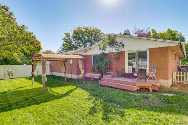2 Mi to Gardner Village Family Gem with Fenced Yard, Prenota  West Jordan Salt Lake County