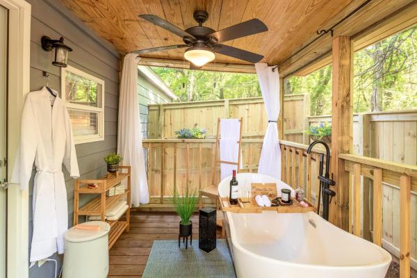 The Small Modern Villa Outdoor Tub-Unit B, Prenota  Madison Alabama