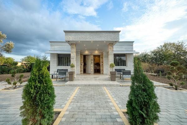 White House, Prenota Hotel Tríkala Tessaglia
