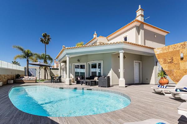 Quiet Villa Near The Beach, Opcional Heated Pool, Prenota  Hotel a Algarve con parcheggio, Parcheggio