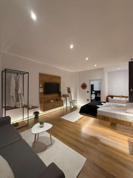 You & Me Suite, Reserva ahora  Hoteles en Shkodër con aparcamiento, Aparcamiento