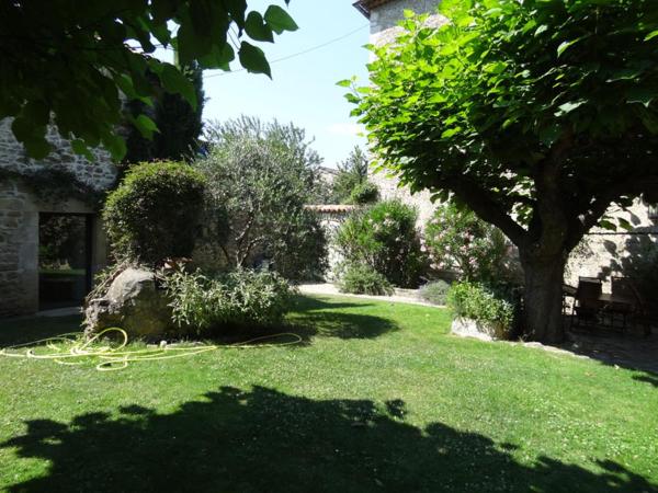 Grands gîtes Ardèche, Prenota  Hotel a Alvernia con parcheggio, Parcheggio