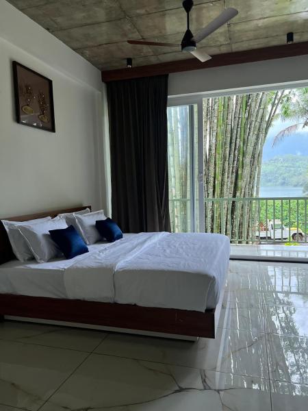 Gcc Saffron, Prenota  Hotel a Kerala con piscina, Piscina