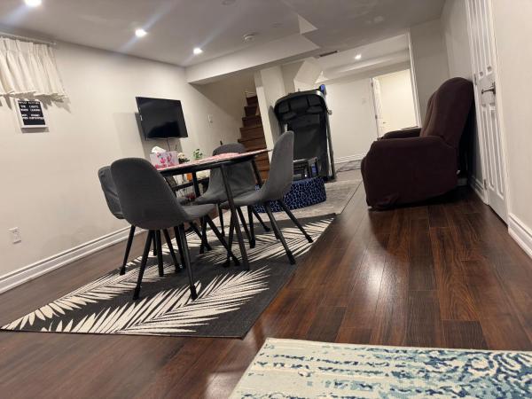 Stylish 2Bedroom Basement Suite in Oakwood Village, Buchen Sie  Hotels in Ontario mit Parkplatz, Parkplätze
