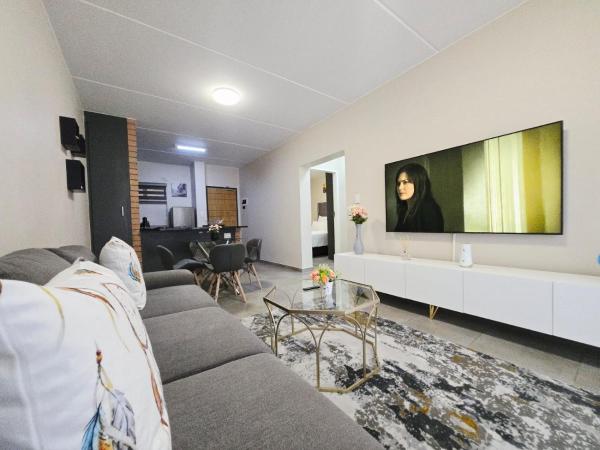 Nats Villa, Buchen Sie  Hotels mit Pool in Gauteng, Schwimmbad