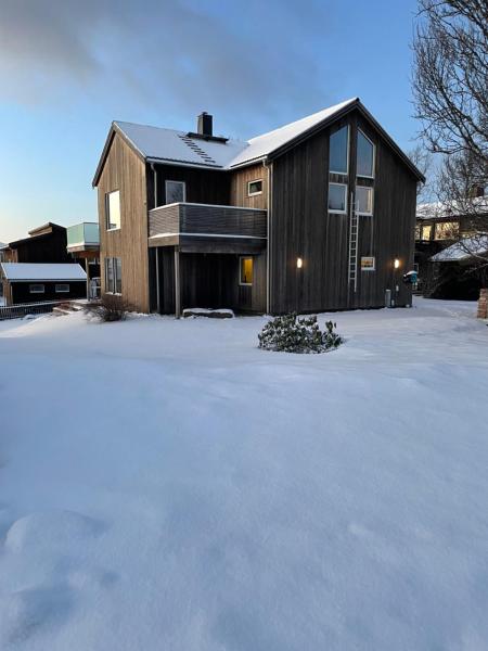 Villa Polarvegen, Reserva ahora  Hoteles en Troms og Finnmark con aparcamiento, Aparcamiento