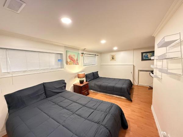 Downtown Central City Cozy Private 2 Bedroom Basement Suite - Independent Entry, Réserver  Hôtels à Colombie-Britannique avec parking, Parking