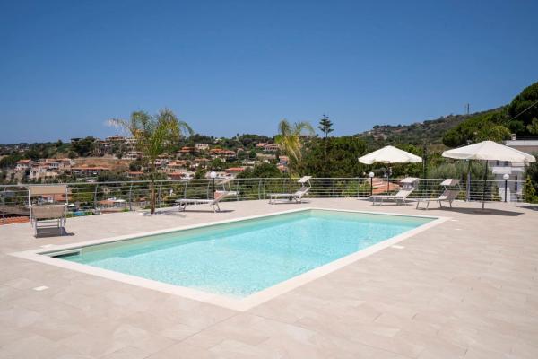 Villa Acquamarina per Gruppi e Famiglie a Capo Vaticano Costa degli Dei, Buchen Sie  Hotels in Santa Maria mit Parkplatz, Parkplätze