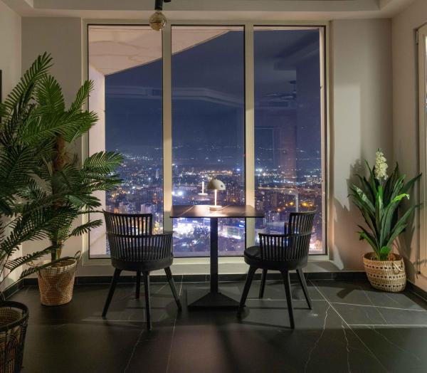 Digital Nomad Penthouse - 250m2 with 5 Bedrooms and Fast Wi-Fi - Monitors Included, Prenota  Hotel a Skopje con parcheggio, Parcheggio