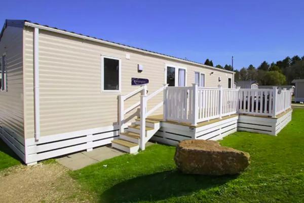 Forest Edge 2 Bedroom Sublime Caravan with Hot Tub, Réserver  St Leonards Dorset