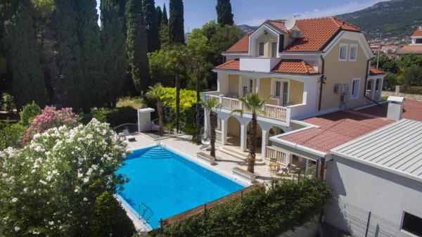 Luxury Villa Aveline Heated Pool & Sauna Near Beach Trogir Area, Buchen Sie  Hotels in Gespanschaft Split-Dalmatien mit Pool, Schwimmbad