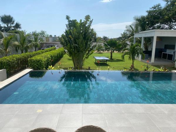 Villa dexception piscine à débordement jardin tropical, Buchen Sie  Hotels in M'bour mit Parkplatz, Parkplätze