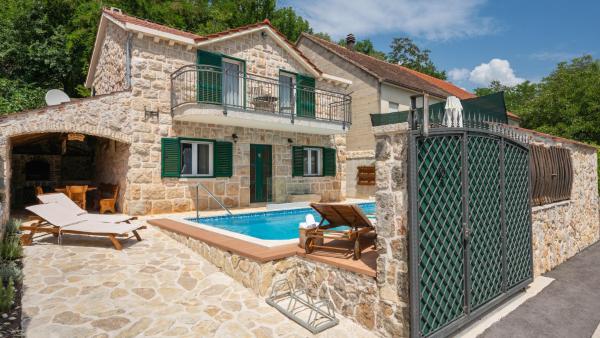 Villa Old House - Makarska by Villas Guide, Buchen Sie  Hotels in Gespanschaft Split-Dalmatien mit Parkplatz, Parkplätze