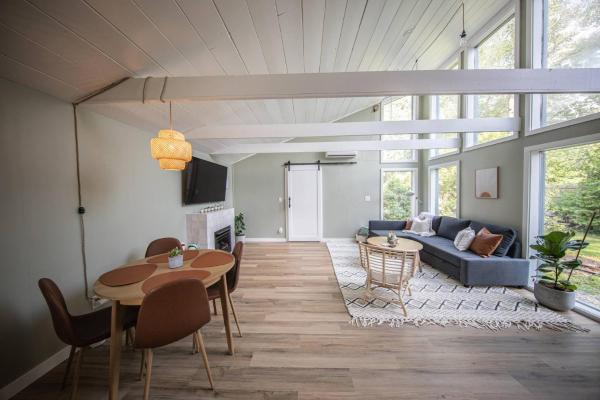 Unwind at this Modern Bethel Village Escape, Buchen Sie  Bethel 