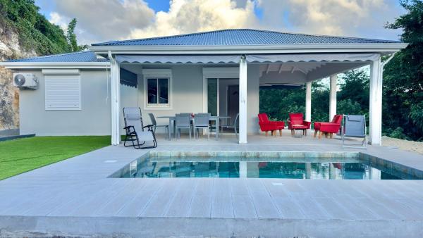 Evasion tropicale et sérénité à la Villa DitAlbè, Prenota  Hotel con piscina a Grande-Terre, Piscina