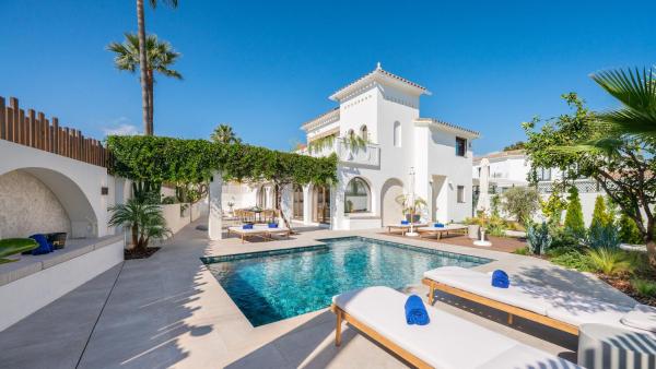 VACATION MARBELLA I Villa Lumea, Luxury Villa, Private Heated Pool, Andalusian Charm, Walking Distance to the Marina and Beaches, Prenota  Marbella Costa del Sol