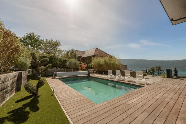 Villa Sunrise - Villa contemporaine avec piscine et vue panoramique sur le lac d’Annecy, Prenota  Hotel con piscina a Alvernia, Piscina