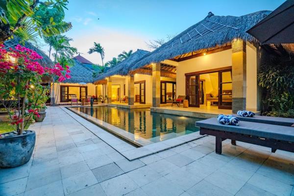 Villa Evelyne, Luxury Villa, Fully Staffed, Central Seminyak, Buchen Sie  Bali Hotels mit Frühstück, Frühstück