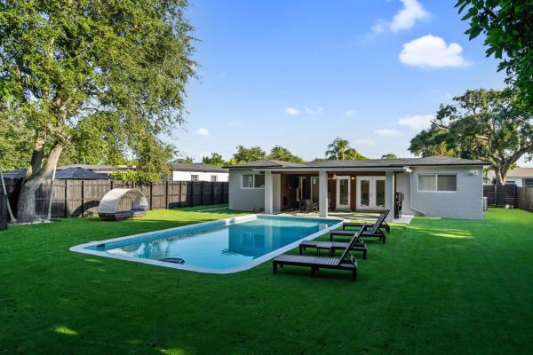Tropical 4BR Villa with Pool, BBQ & Mini Golf Fun, Buchen Sie  Gold Coast Heliport Florida