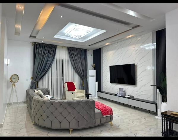 Luxe Haven Apartment Stylish 3BR with PS5, Pool & Wi-Fi, Buchen Sie Ferienwohnung Hotels mit Pool in Lagos, Schwimmbad