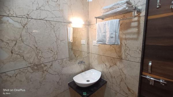Hotel saviraj, Book  Sehore 