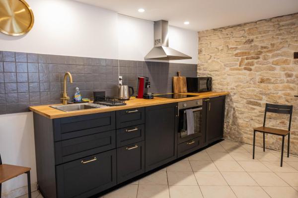 La Maison au Deux Visages, Prenota  Tournus 
