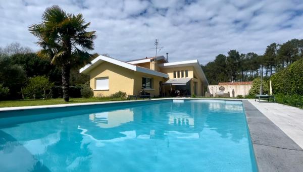 Belle Villa darchitecte entre lac et océan, Reserva ahora  Hoteles en Aquitania con aparcamiento, Aparcamiento