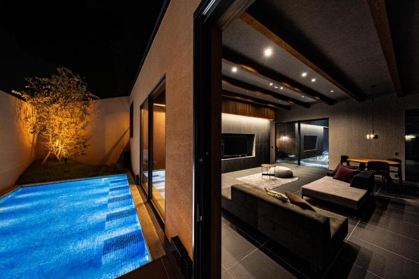 Blue BLACK, Buchen Sie  Hotels in Saga mit Parkplatz, Parkplätze
