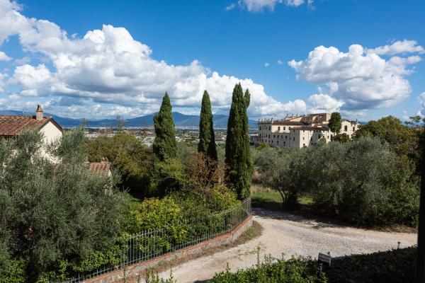 Villa Bianca, Buchen Sie  Hotels in Scandicci mit Parkplatz, Parkplätze