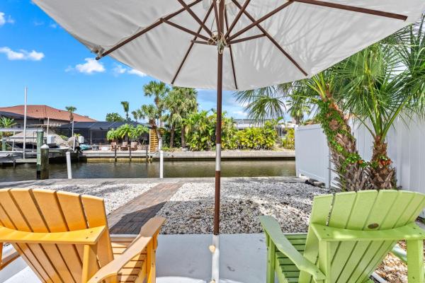Siesta Key Waterfront Oasis - Heated Pool, Dock, Walk to Village & Beach, Buchen Sie  Hotels in Bailey Hall mit Parkplatz, Parkplätze