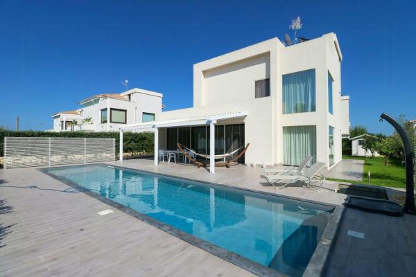 Modern Villa With Views Of Ortigia, Buchen Sie  Hotels mit Pool in Sizilien, Schwimmbad