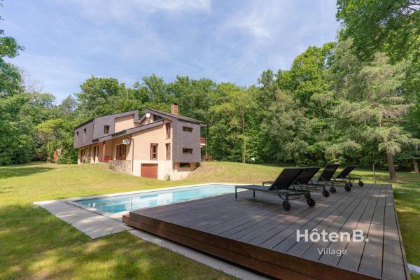 Villa Les Chabannes Pool Billiards & Leisure, Prenota  Hotel a Augne con piscina, Piscina