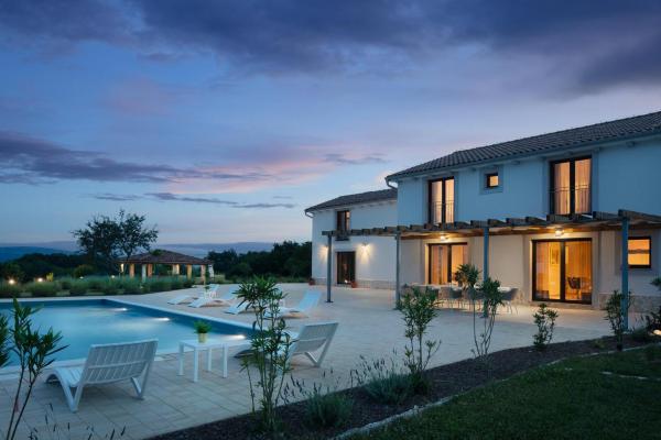 Villa Roti by Rent Istria, Prenota  Hotel con piscina a Kostrčani, Piscina