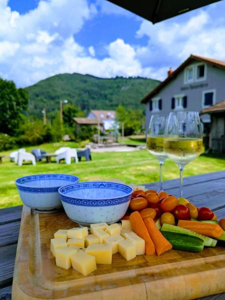 Notre Renardière, 2 gîtes pour 5 personnes et 1 gîte pour 2 personnes à Saulxures-sur-Moselotte au cœur des Hautes-Vosges, Prenota  Hotel a Alsazia con parcheggio, Parcheggio