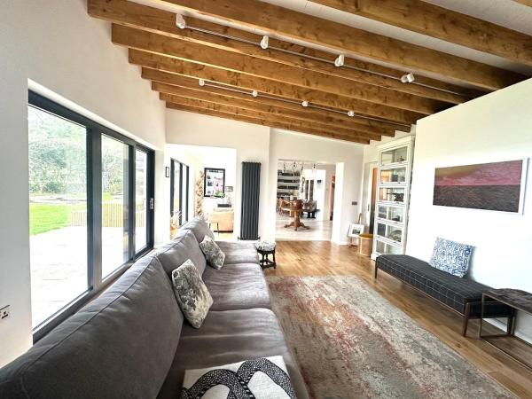 6BR Designer Home OR SEPARATE 2BR Guesthouse OPTION, Buchen Sie  Hotels in Leinster mit Parkplatz, Parkplätze