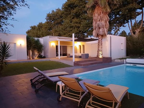 Villa darchitecte avec piscine chauffée, 4 chambres, à 30 mn Gruissan plage, Buchen Sie  Hotels mit Pool in Aude, Schwimmbad