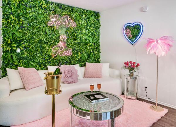 Westlake Village 2BR Luxe Escape Pool View Champagne Massage Chair Bliss, Reserva ahora  Westlake Village 