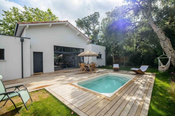 Villa with terrace and pool near the Ocean, Reserva ahora  Hoteles en Aquitania con aparcamiento, Aparcamiento