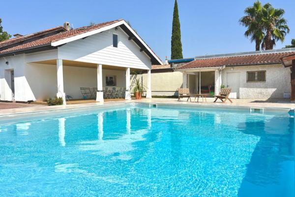Villa luxueuse avec piscine chauffée, Reserva ahora  Hoteles en Aquitania con aparcamiento, Aparcamiento