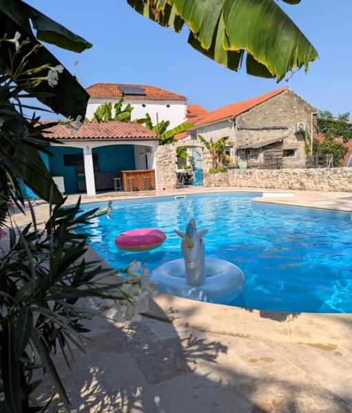 4 Bedroom Villa & Pool 9-10 personnes, Reserva ahora  Hoteles en Aquitania con aparcamiento, Aparcamiento
