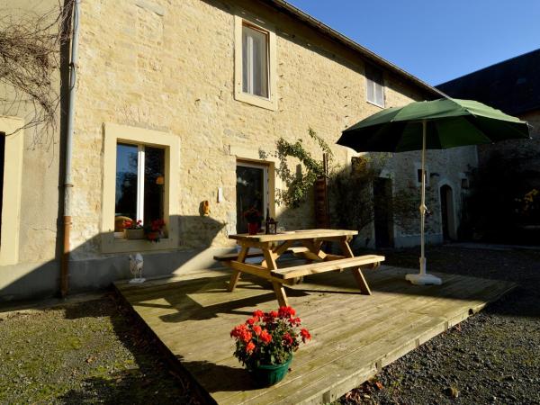 Holiday Home in Saint-Clément near the Sea, Book  Brevands Hotels with a Parking, Parking