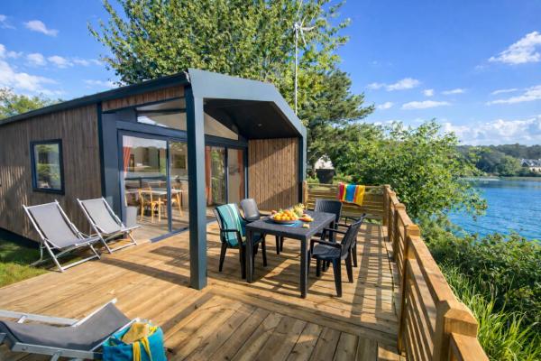 Mobil home Ty Brehat vue lac 2 chambres 4 personnes, Prenota  Hotel a Bretagna con parcheggio, Parcheggio
