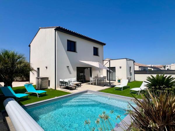 Villa moderne avec piscine proche de la plage, Réserver  Hôtels à Hérault avec piscine, Piscine