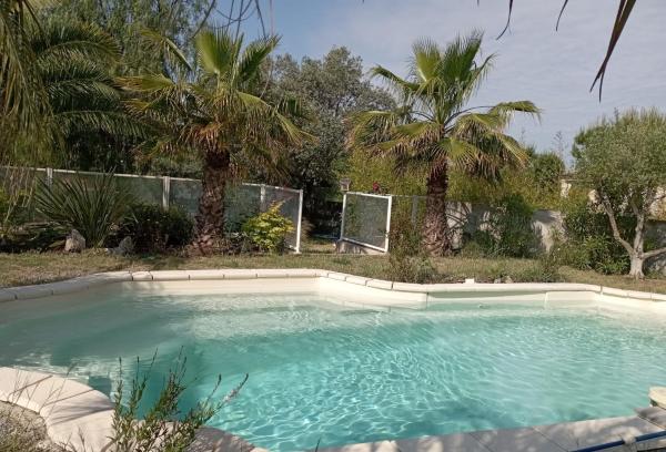 Villa plain-pied avec piscine californienne privée, Réserver  Pouzolles Languedoc-Roussillon