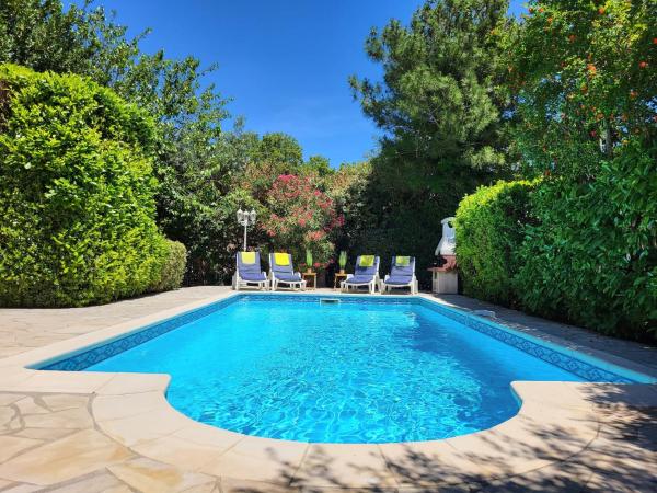 Villa in Saint-Couat with Private Pool, Buchen Sie Villa Hotels mit Pool in Fontcouverte, Schwimmbad